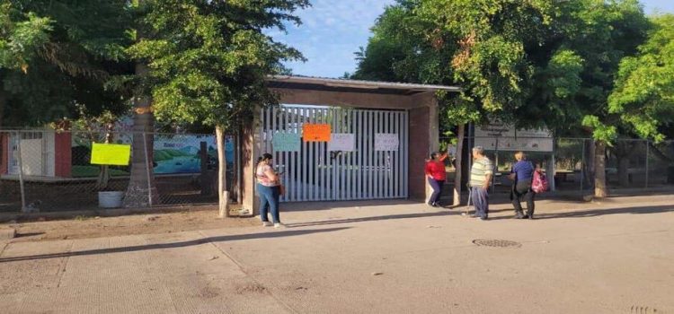 Padres toman kinder que da clases al aire libre por casos de dengue en estudiantes