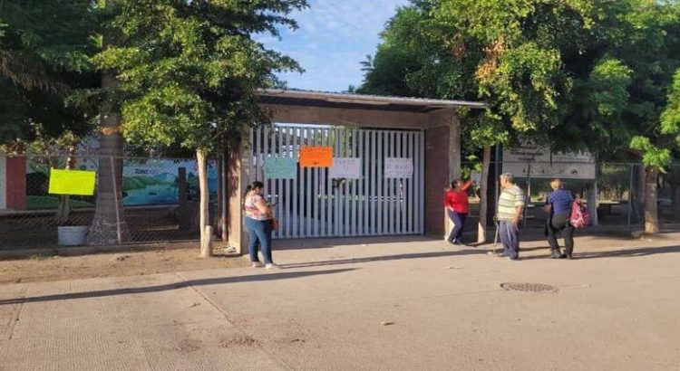 Padres toman kinder que da clases al aire libre por casos de dengue en estudiantes