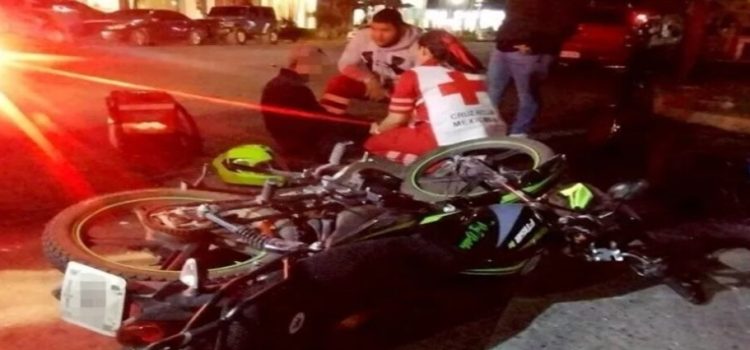 Motociclista es embestido en el centro de la ciudad Motociclista es embestido en el centro de la ciudad