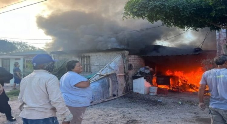 Vivienda termina en cenizas en la colonia 28 de Junio