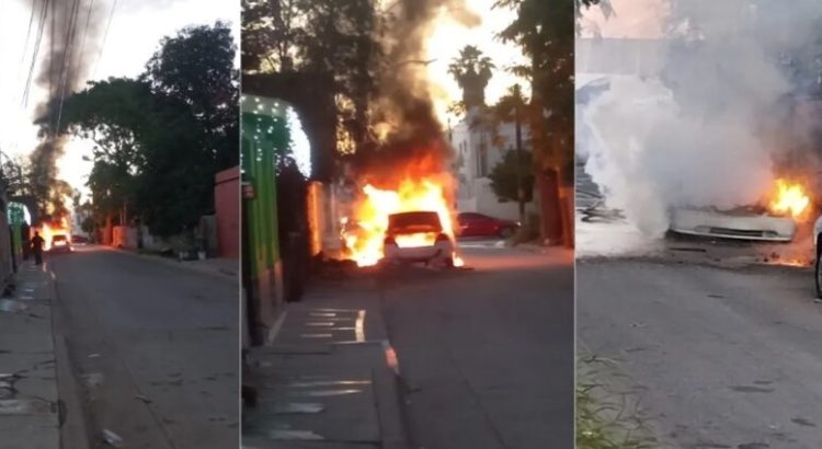 Automóvil Honda se consume el fuego en el Centro de Los Mochis