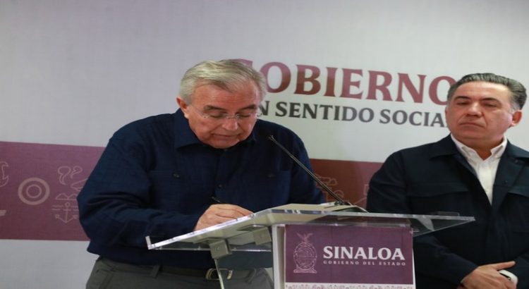 Rocha Moya firmó iniciativa de Ley para aplicar la Revocación de Mandato