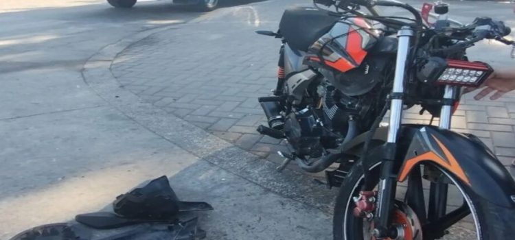 Motociclista resulta lesionado tras accidente con una Vagoneta Sprinter en el centro de Los Mochis