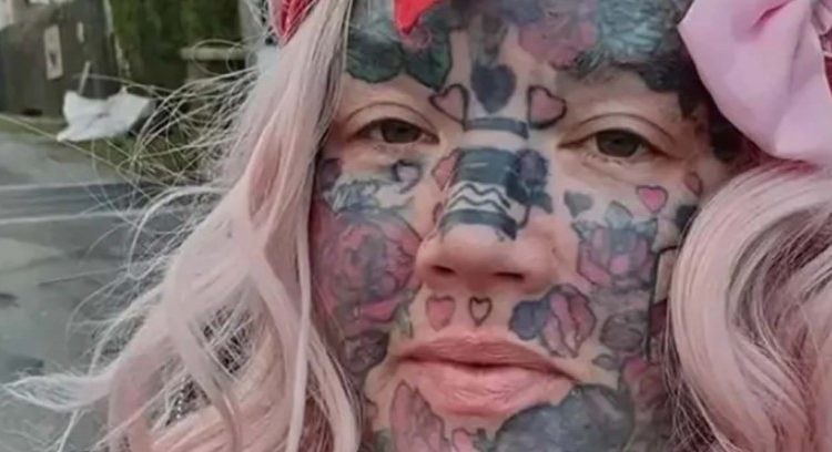 No puede parar de hacerse tatuajes: ya tiene 800