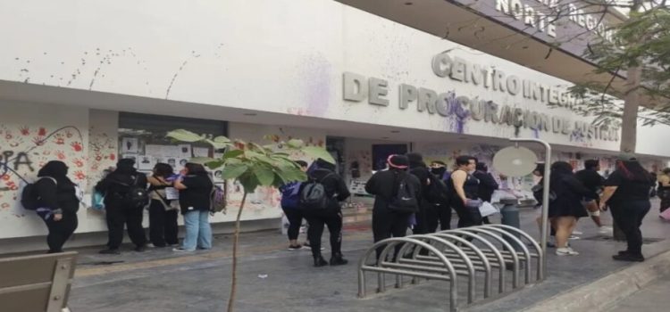 Mujeres marcharon para pedir justicia en Los Mochis; vandalizan la Vicefiscalía