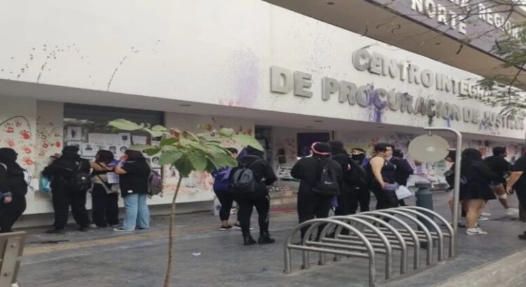 Mujeres marcharon para pedir justicia en Los Mochis; vandalizan la Vicefiscalía
