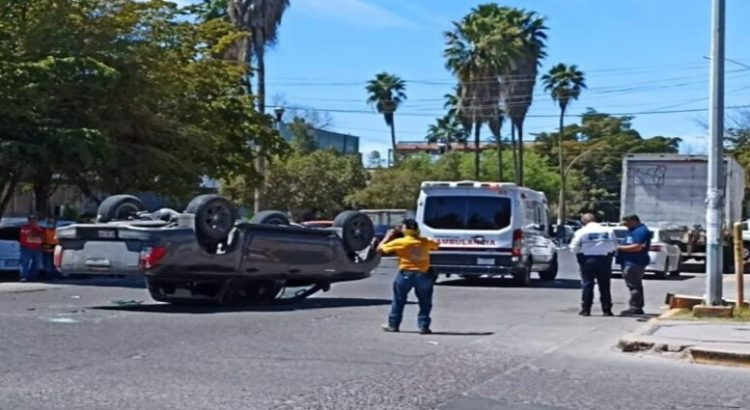 Accidente tipo volcadura deja cuatro personas lesionadas