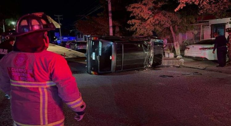 Accidente tipo volcadura deja dos heridos y fuertes daños materiales