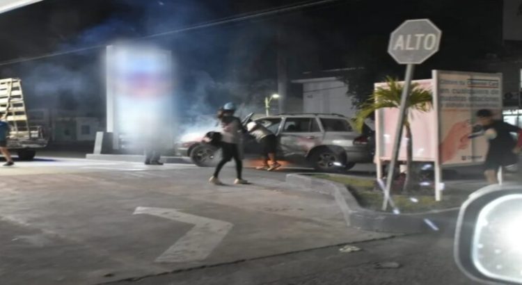 Se incendia camioneta en gasolinera de Los Mochis
