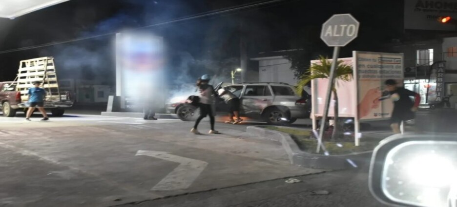 Se incendia camioneta en gasolinera de Los Mochis
