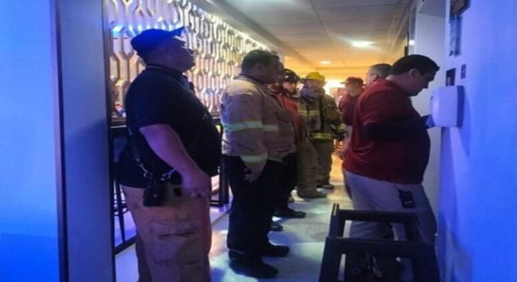 Rescatan a 4 personas atrapadas en elevador de un hotel en Los Mochis