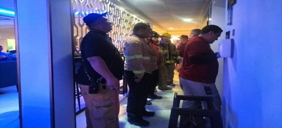 Rescatan a 4 personas atrapadas en elevador de un hotel en Los Mochis