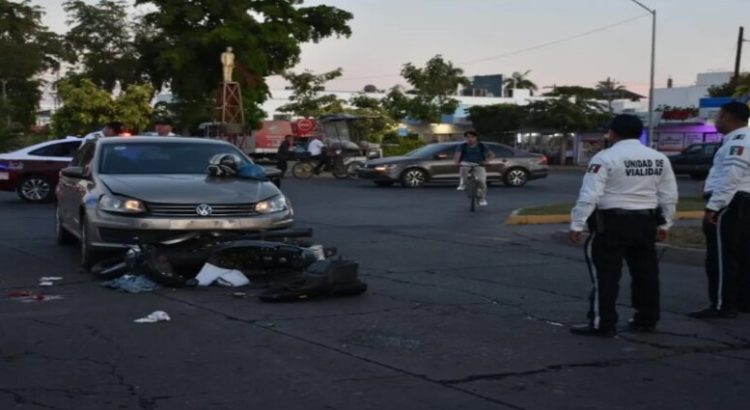 Automovilista arrolla a padre e hija en el centro de Los Mochis