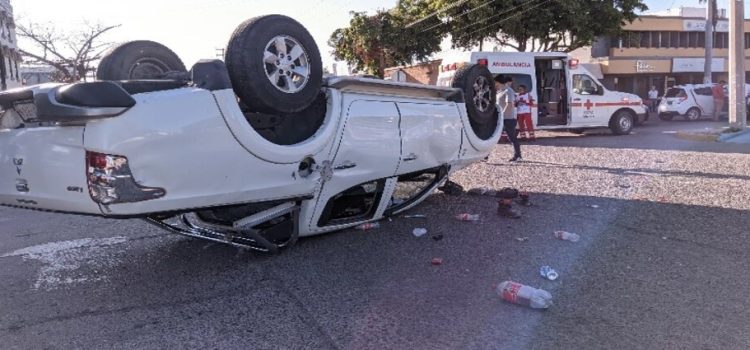 Accidente vial entre dos vehículos deja cinco personas lesionadas