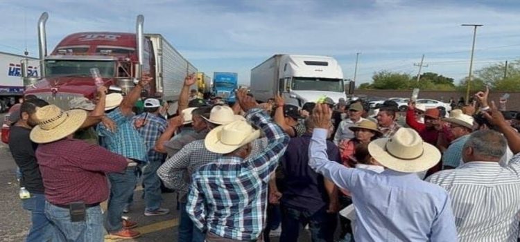 Continúa bloqueo de productores agrícolas en Sinaloa