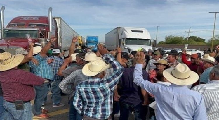 Continúa bloqueo de productores agrícolas en Sinaloa