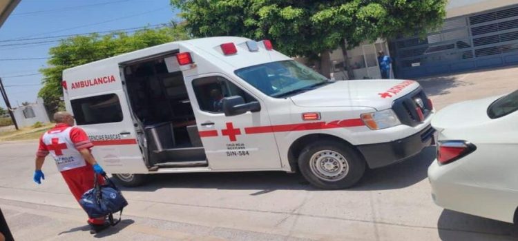 Hombre sufre descarga eléctrica y caída de 3 metros de altura
