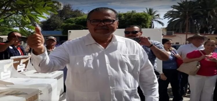 El candidato a la alcaldía Mingo Vázquez emitió su voto El candidato a la alcaldía Mingo Vázquez emitió su voto