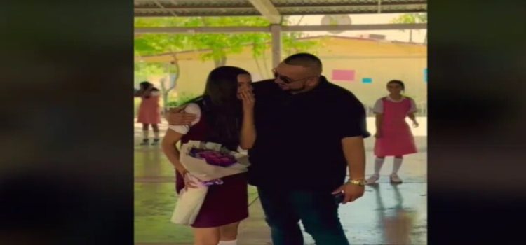 Papá le lleva banda a su hija quinceañera a la secundaría