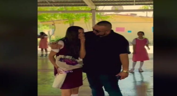 Papá le lleva banda a su hija quinceañera a la secundaría