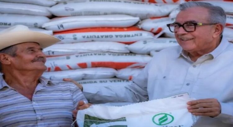 Rocha Moya encabeza entrega de fertilizantes para el Bienestar a productores del estado