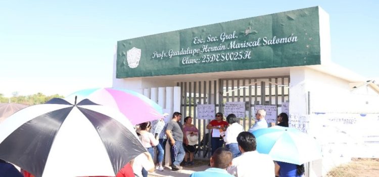 Padres de familia toman de forma indefinida la secundaria de Urbi Villa del Rey