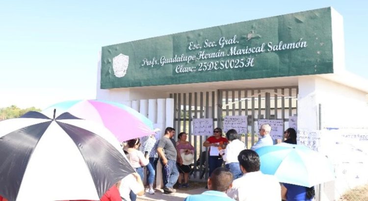 Padres de familia toman de forma indefinida la secundaria de Urbi Villa del Rey