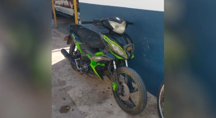 Detienen a sujeto por robo de una motocicleta