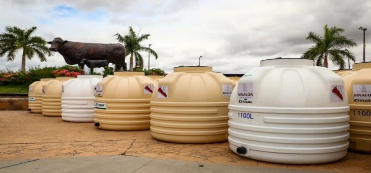 Entregan tanques para almacenar agua para hatos en Sinaloa