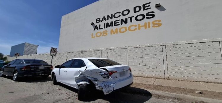 Automovilista impacta dos vehículos estacionados y huye