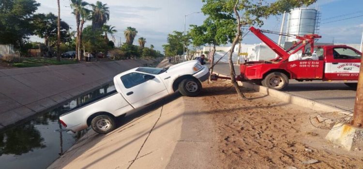 Encuentran camioneta dentro del Dren Juárez