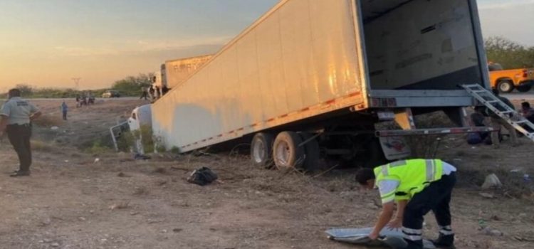 Se vuelca tráiler con migrantes en los límites de Los Mochis y Navojoa