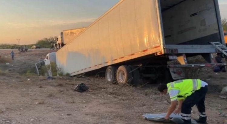 Se vuelca tráiler con migrantes en los límites de Los Mochis y Navojoa