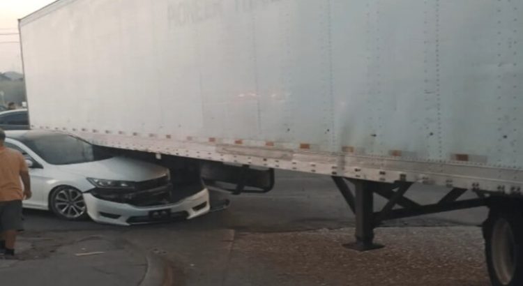 Sedán termina debajo de un tráiler Freighliner