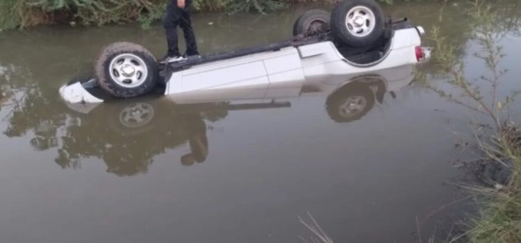 Camioneta Ranger cae al interior de un canal en Flores Magón