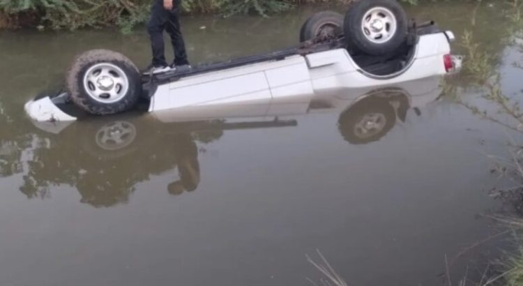 Camioneta Ranger cae al interior de un canal en Flores Magón