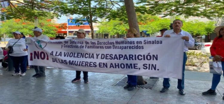 Activistas marchan para exigir un alto a los feminicidios y desaparición de mujeres
