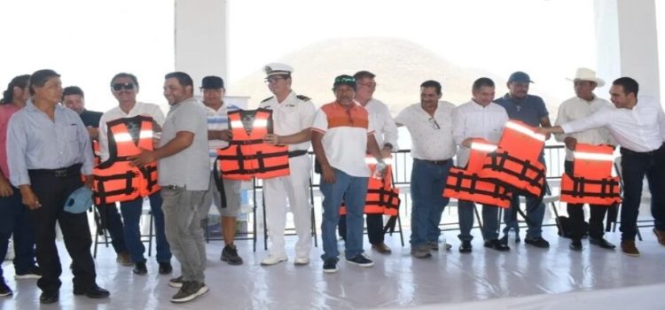 Pescadores de Ahome reciben apoyos de redes de pesca y chalecos salvavidas