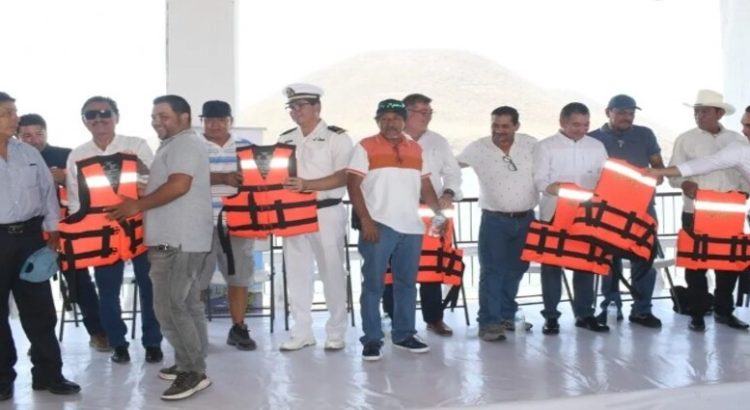 Pescadores de Ahome reciben apoyos de redes de pesca y chalecos salvavidas