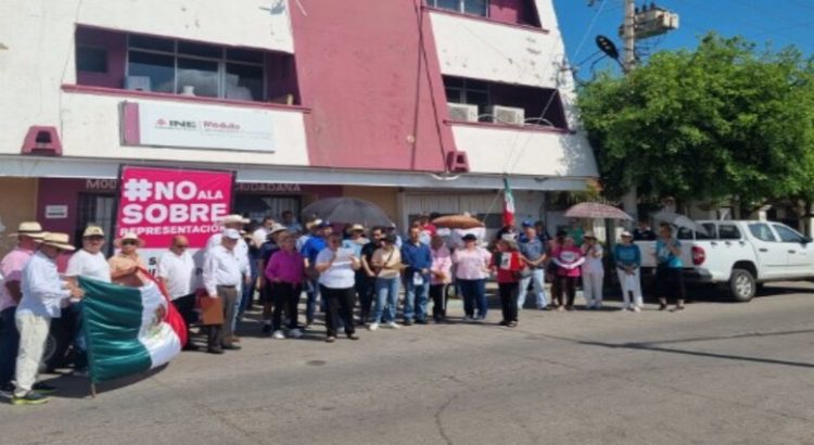 Colectivos se manifiestan ante el INE en rechazo a la sobrerrepresentación
