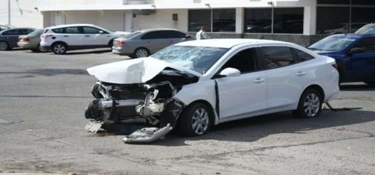 Conductor impacta con un poste en Los Mochis