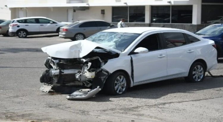 Conductor impacta con un poste en Los Mochis