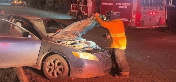 Pareja de canadienses sufre volcadura frente a hotel de Cerritos