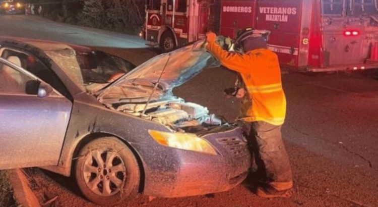 Pareja de canadienses sufre volcadura frente a hotel de Cerritos