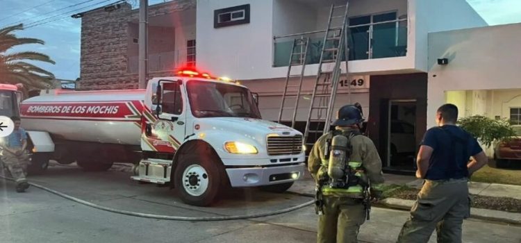Bomberos rescatan a familia que quedó atrapada en un incendio Bomberos rescatan a familia que quedó atrapada en un incendio