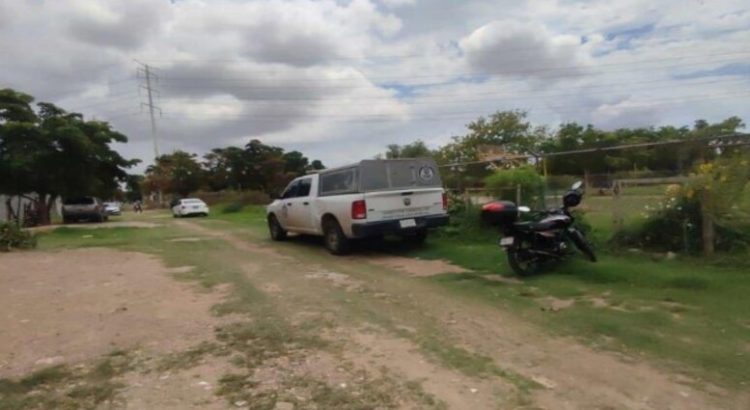 Localizan a una persona sin vida en terreno baldío de Los Mochis