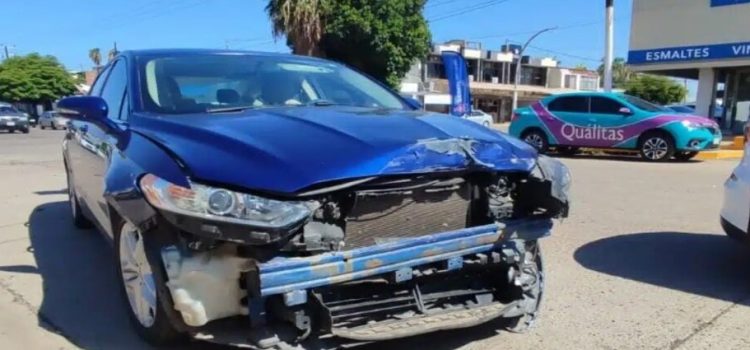 Conductora supuestamente no hace alto y provoca carambola en Los Mochis