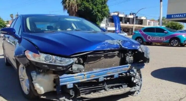 Conductora supuestamente no hace alto y provoca carambola en Los Mochis