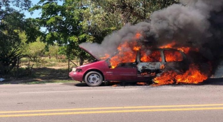 Se incendia vagoneta de adultos mayores