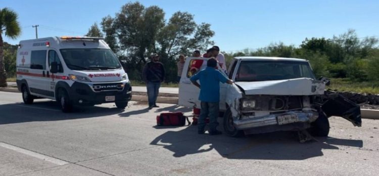 Conductor impacta contra una palmera en la carretera estatal Mochis-Topolobampo Conductor impacta contra una palmera en la carretera estatal Mochis-Topolobampo
